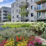 Glamour Garden Apartment